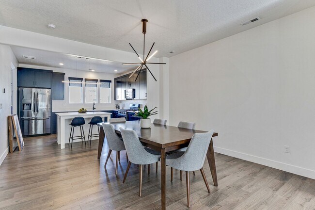 Building Photo - Beautiful Townhome in Daybreak