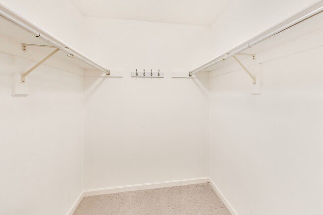 Building Photo - Spectacular 3 Bed + LOFT + 3.5 Bath- Custom Kitchen & Master Retreat w/ Beautiful Updates
