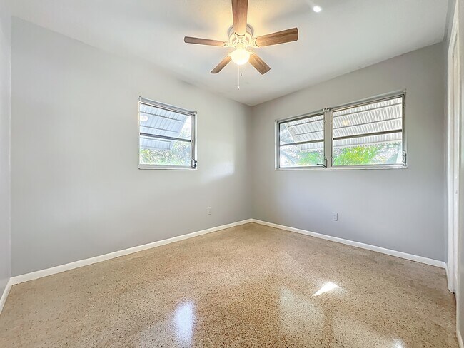 Building Photo - 1706 Cambridge Dr