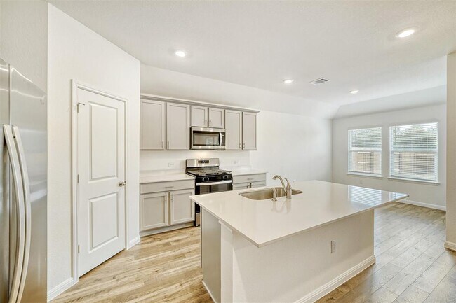 Building Photo - 1936 Bandito Bluff Pass