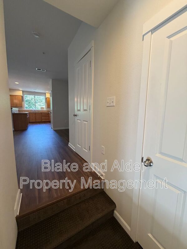 Building Photo - 10805 NE Red Wing Way