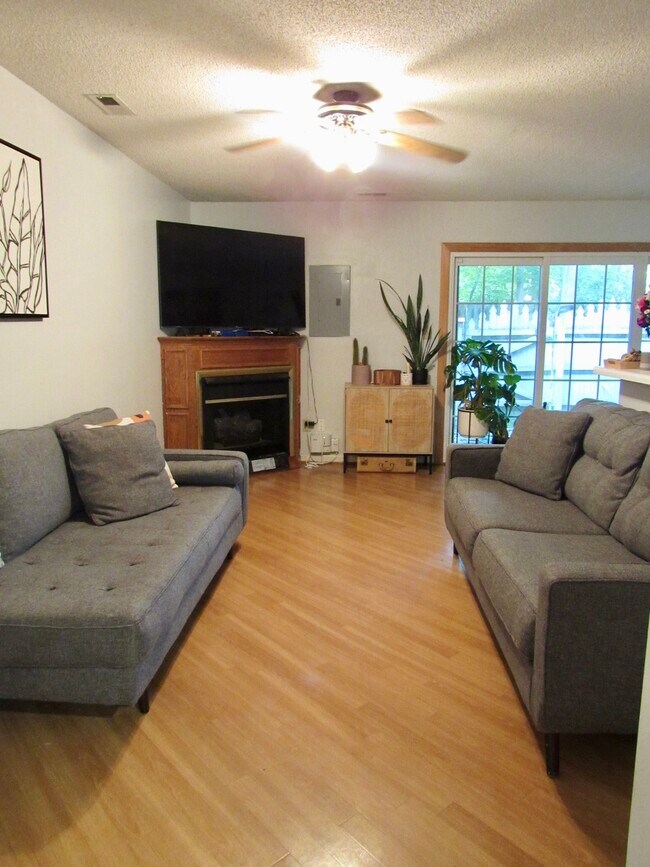 Building Photo - 302 S Hill Ln