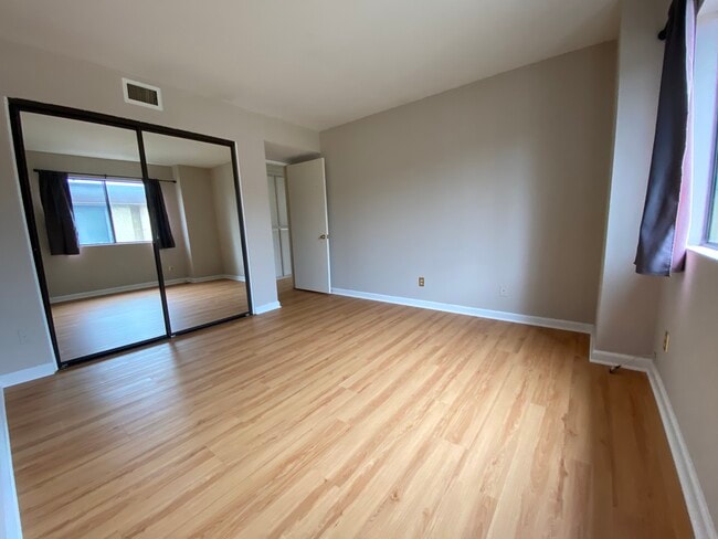2nd bedroom with mirrored closets - 2022 Delaware Ave