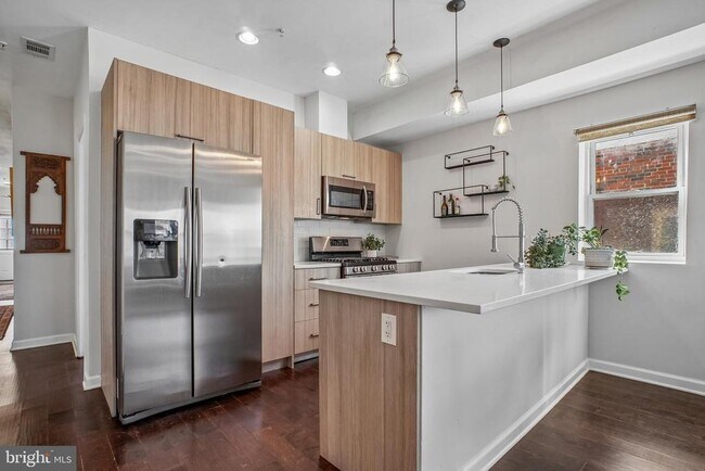 Building Photo - 1346 Nicholson St NW