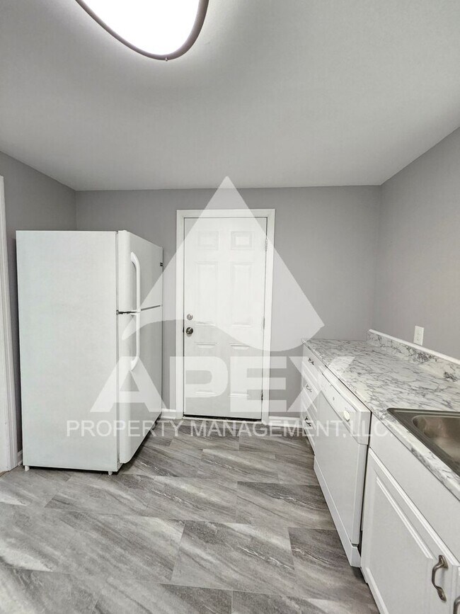 Building Photo - Renovated Craftsman Style 2 Bd 1- Ba Single Family Home with off street parking mins from Downtown!
