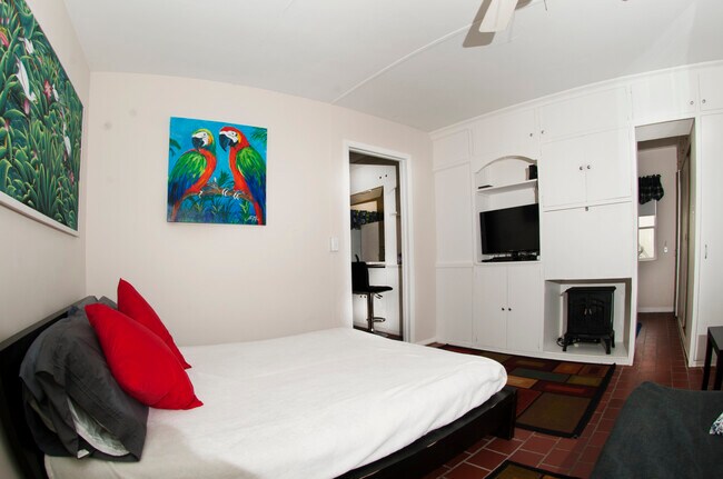 Building Photo - 512 University Blvd