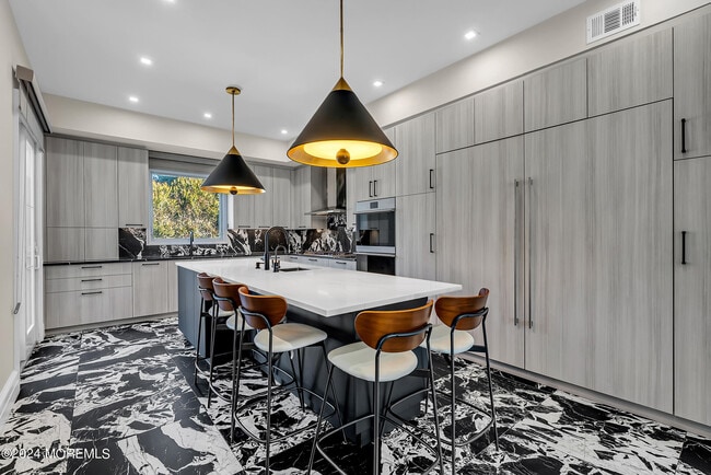 Building Photo - 215 Hollywood Ave