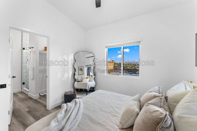Building Photo - 832 Desty St