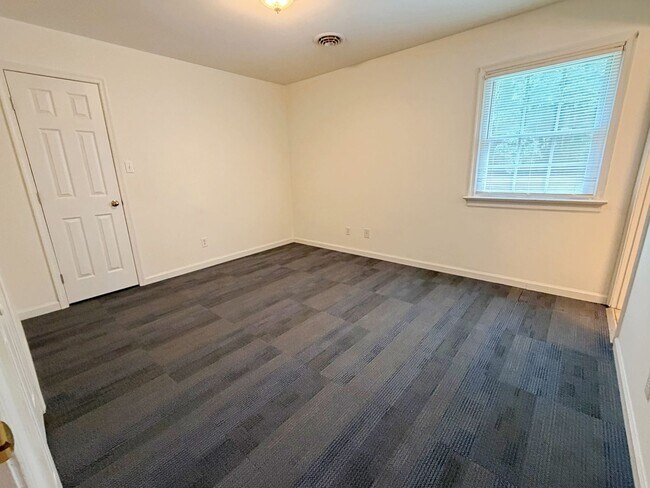 Building Photo - 9625 Shiloh Dr
