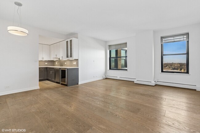 Building Photo - 2100 N Lincoln Park W