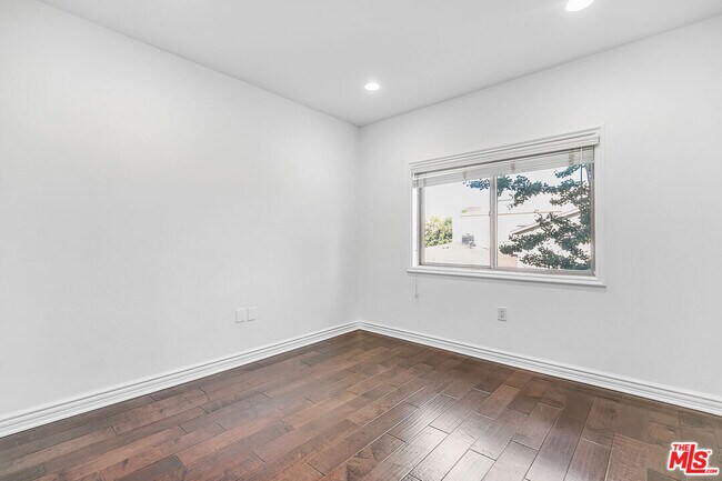 Building Photo - 11504 Moorpark St