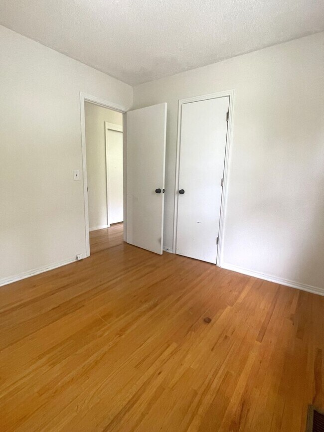 Building Photo - Excellent 3 Bedroom Home Minutes from Down...