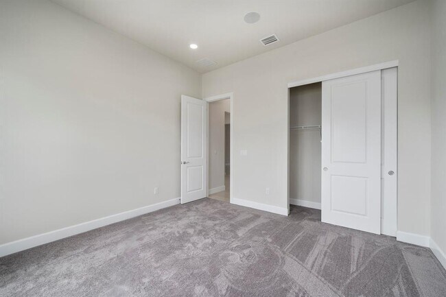 Building Photo - 818 SE Courances Dr
