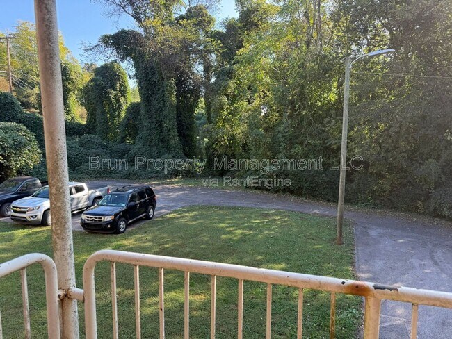 Building Photo - 516 E Red Bud Rd