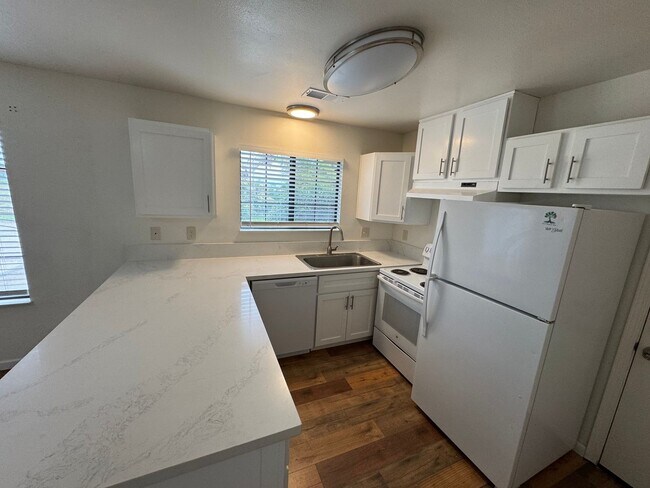 Building Photo - 1498 E Carolyn Ln