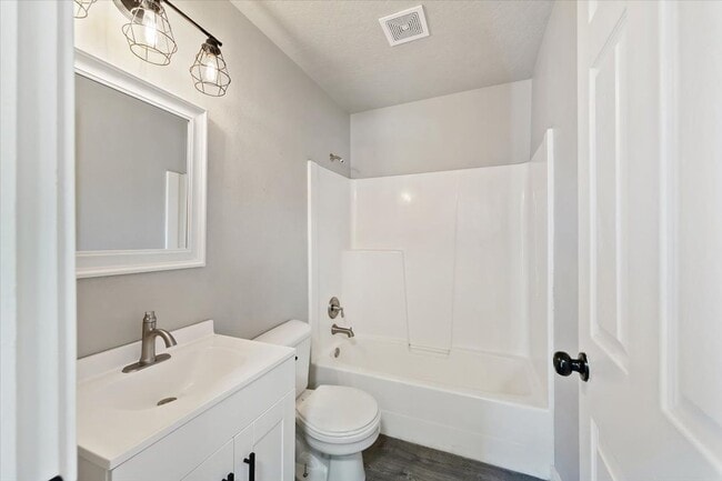 Building Photo - Stylish 3-Bed Home with Spacious Backyard ...