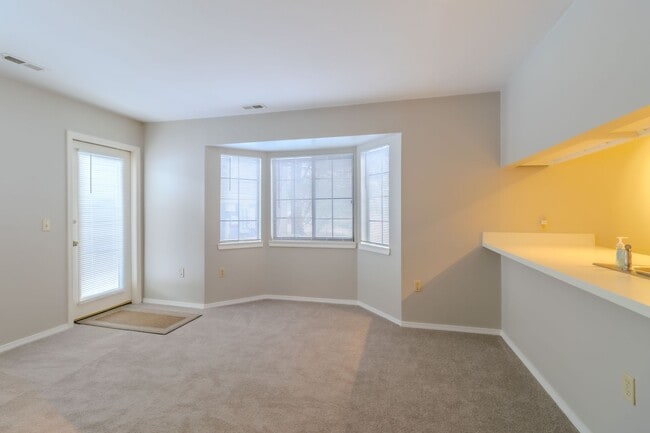 Building Photo - Charming, Updated Condo in Prime Downtown Traverse City Location!