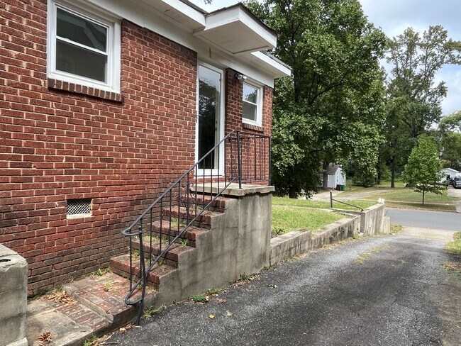 Building Photo - Convenient 2 Bedroom Duplex in SouthEnd
