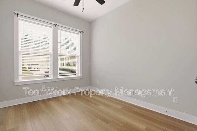 Building Photo - 553 Sound Dr