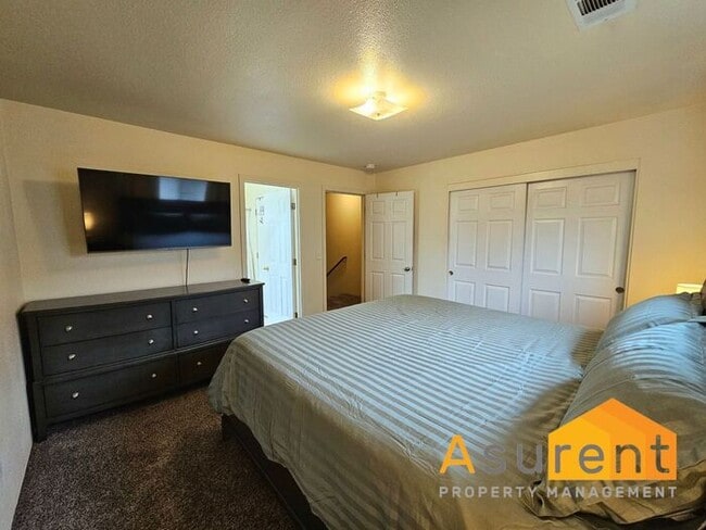Building Photo - Charming Fully Furnished Home located in the vibrant city of Medford!