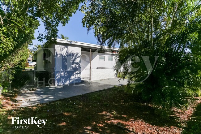 Building Photo - 6812 SW 22nd Ct