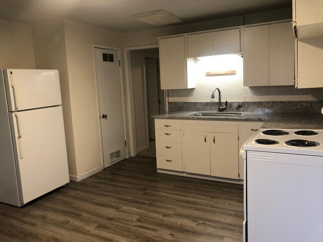 Building Photo - 1265 NE Hillside Dr