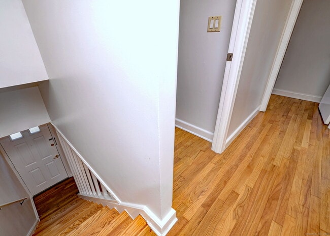 Building Photo - 245 Sunnyridge Ave