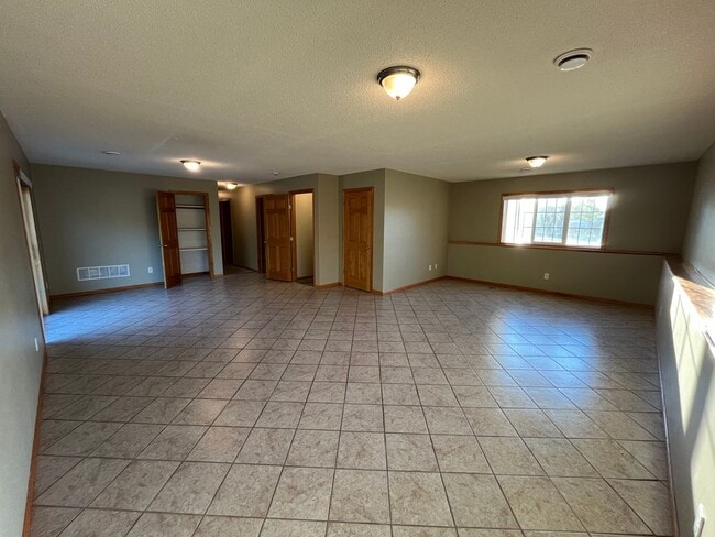 Building Photo - 5 bed 3 bath house for rent