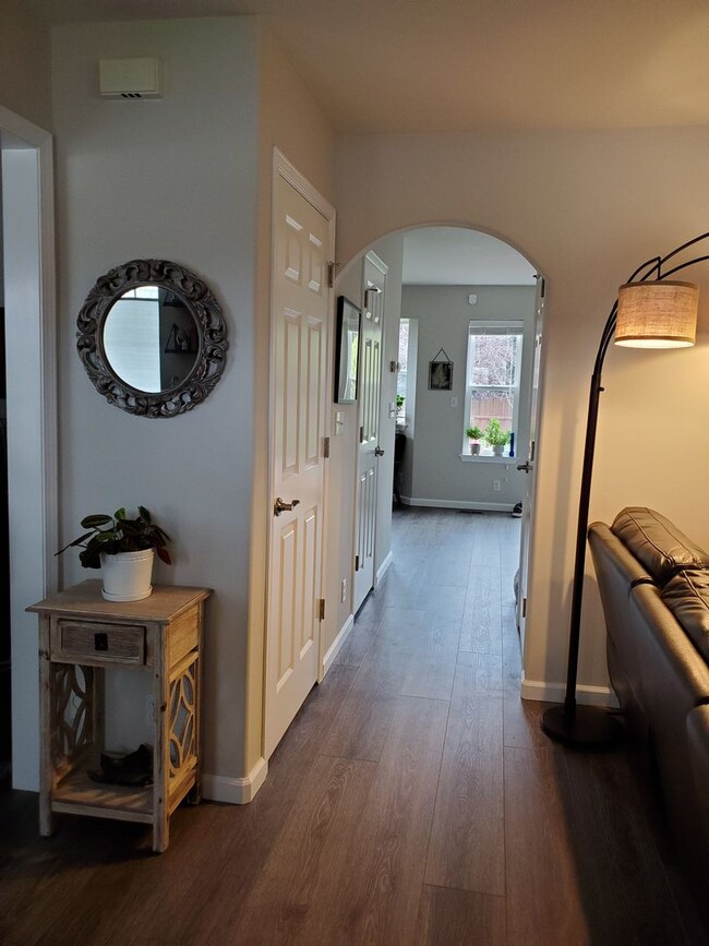 Building Photo - ***PENDING APPLICATION***Beautiful 3 Bedroom Home with Massive Garage and Bonus Room