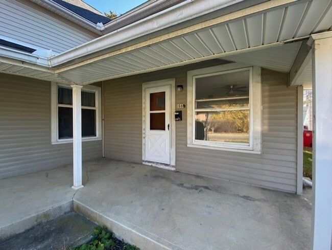 Primary Photo - 1-198 1/2 E High St