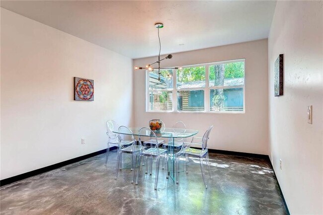 Building Photo - Luxurious 4-bedroom Townhome