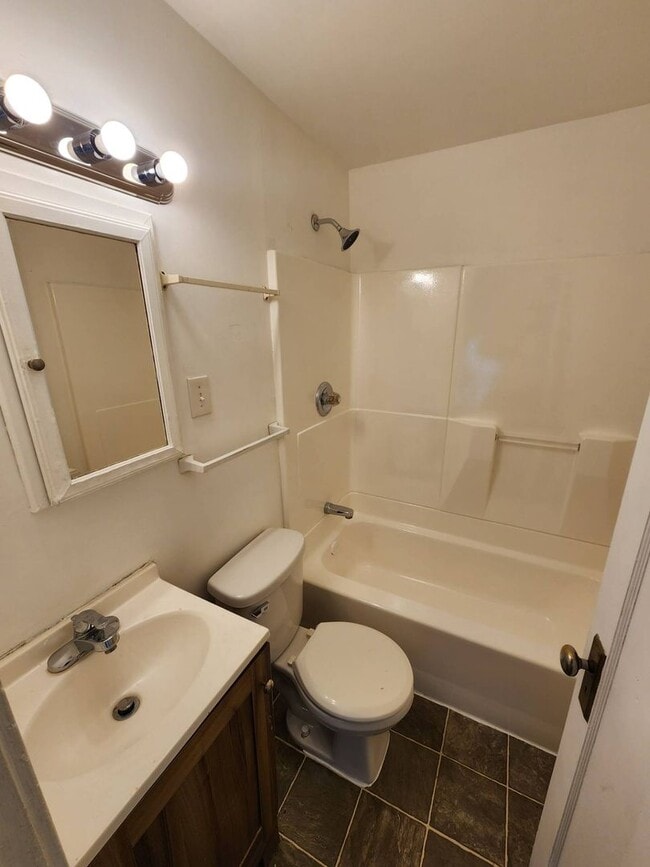 Building Photo - Charming 3-Bedroom Property In Prime location