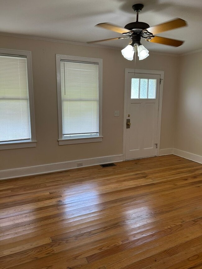 Building Photo - 2 Bedroom House off of Rosewood Available Now