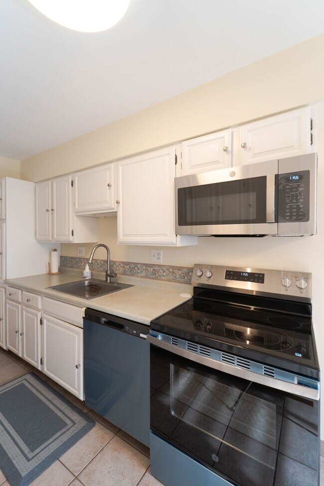 Building Photo - Contemporary 2BR/2BA Corner Condo at The Encore of McLean