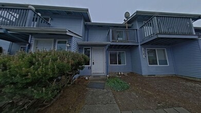 Building Photo - 2 Bed Townhouse Near Downtown with Assigned Parking