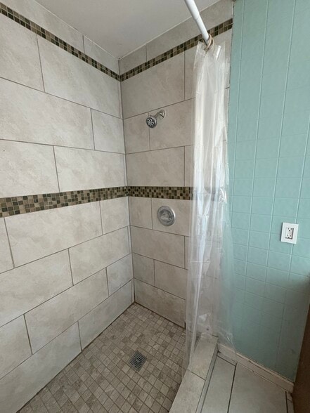 Building Photo - 134 Roberts St