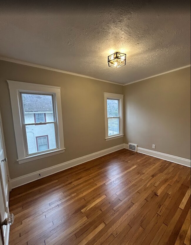 Building Photo - 3235-3257 Oak Rd