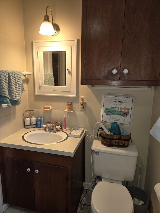 Building Photo - 316 E 7th St