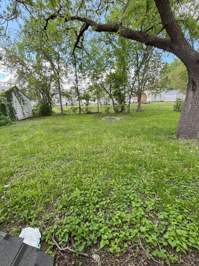 Building Photo - Charming 1 Bedroom Home with Large Yard & Garage