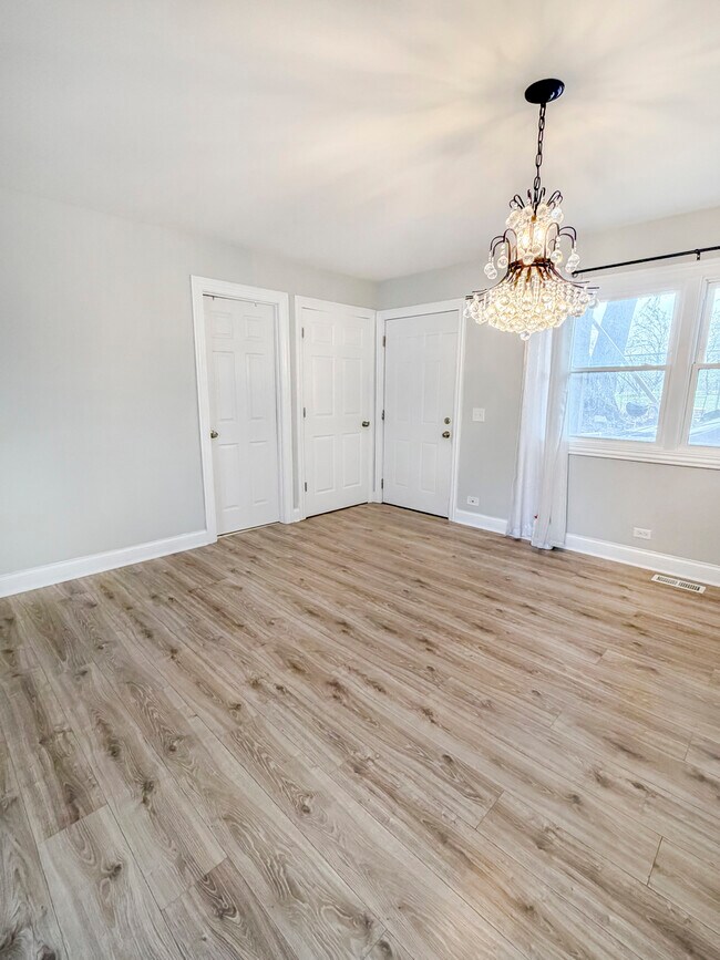 Building Photo - 9027 Skyline Dr