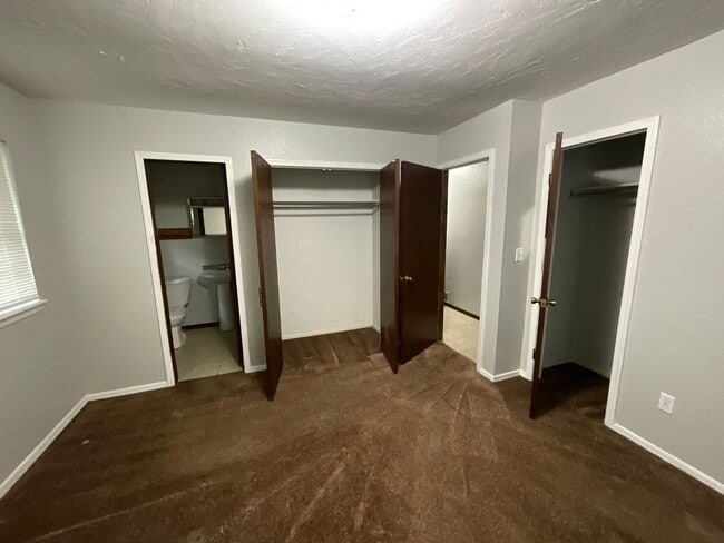 Building Photo - 3 Bed, 1 1/2 Bath, 1 Car Garage