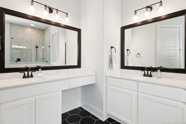 Building Photo - 462 Vamanos