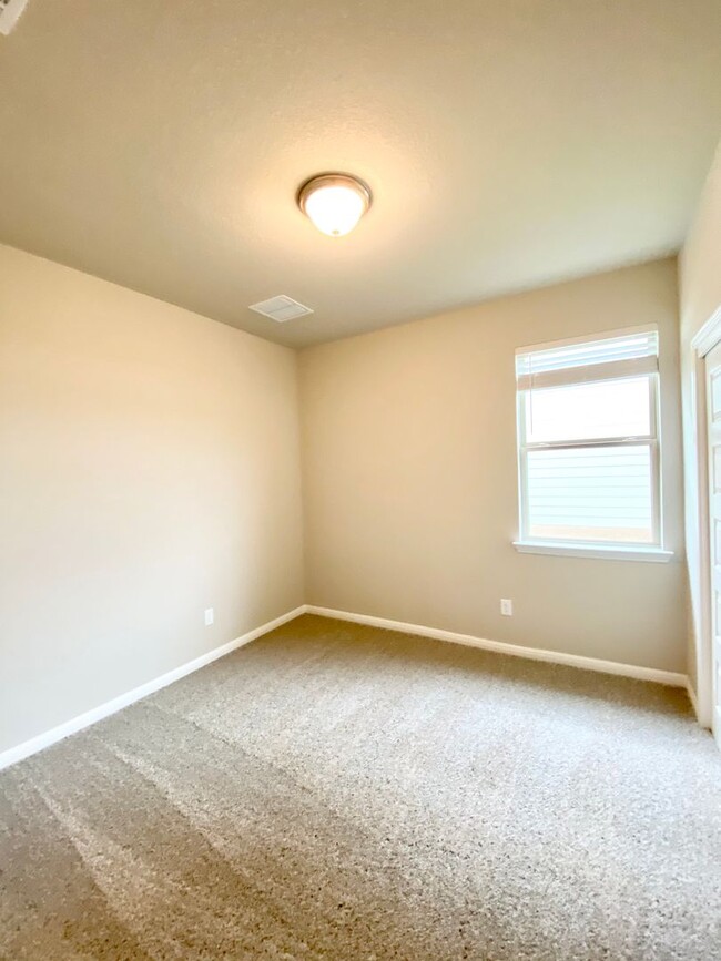 Building Photo - $500 off of 1st months rent if moved in be...