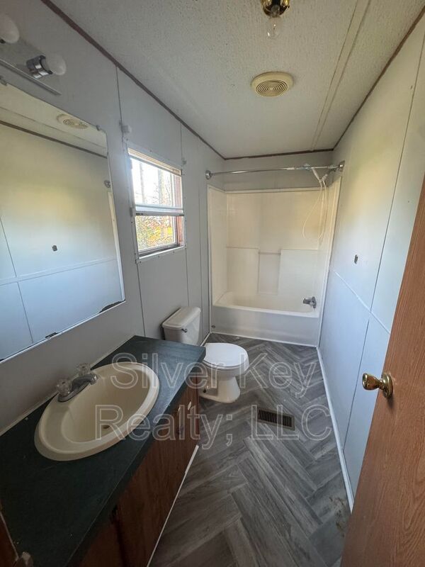 Building Photo - 901 Eastanallee Ave