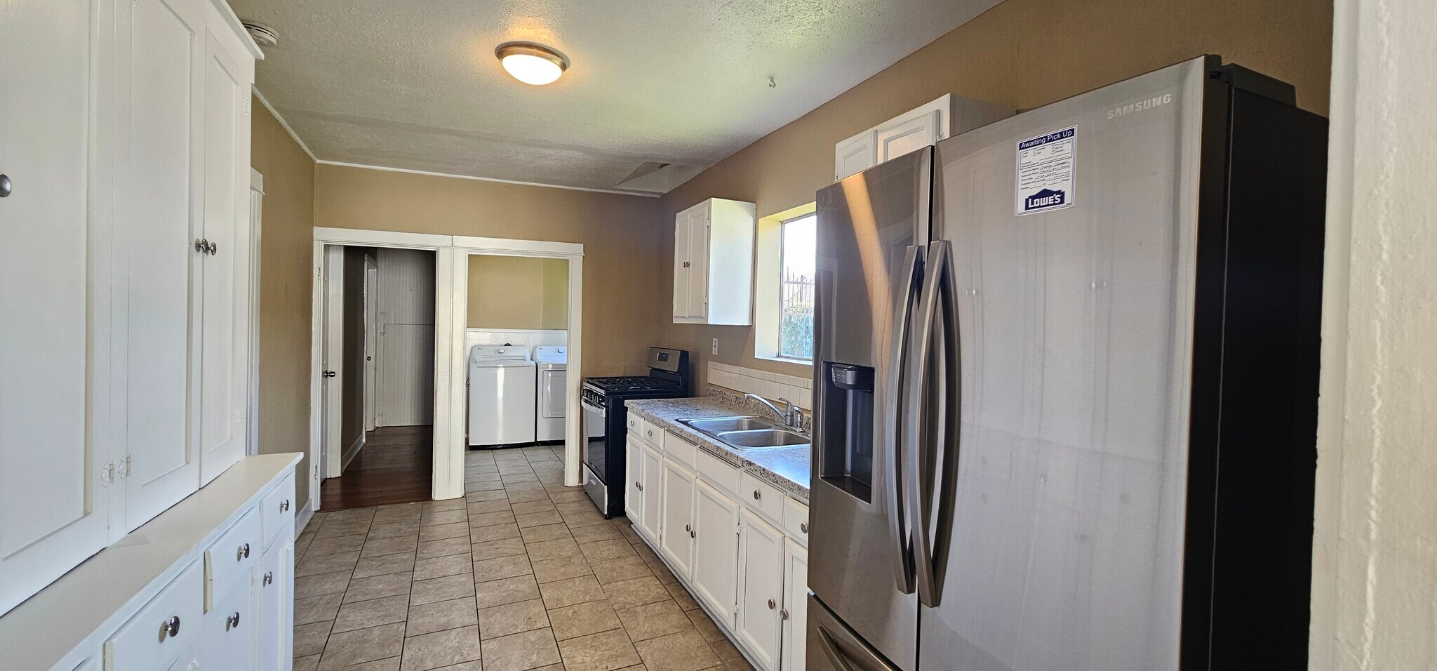 Building Photo - 522 W Florence Ave