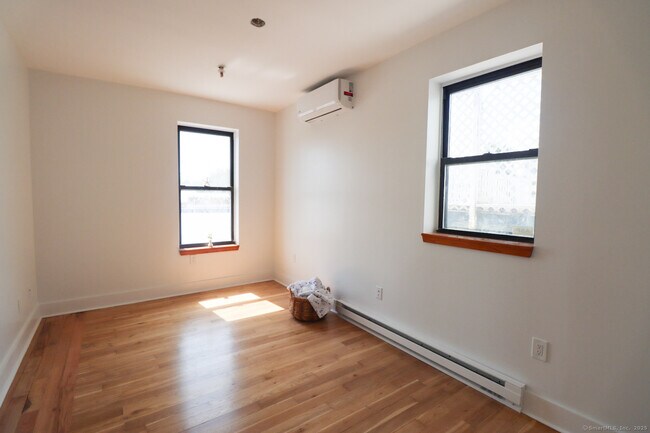 Building Photo - 209 Bank St
