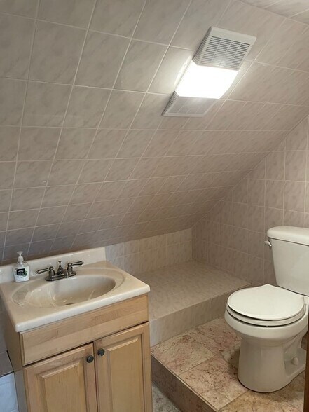 Building Photo - 723 Bennington St