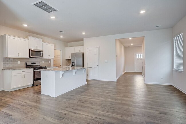 Building Photo - Modern 5-Bedroom Home Near Troutman – Show...