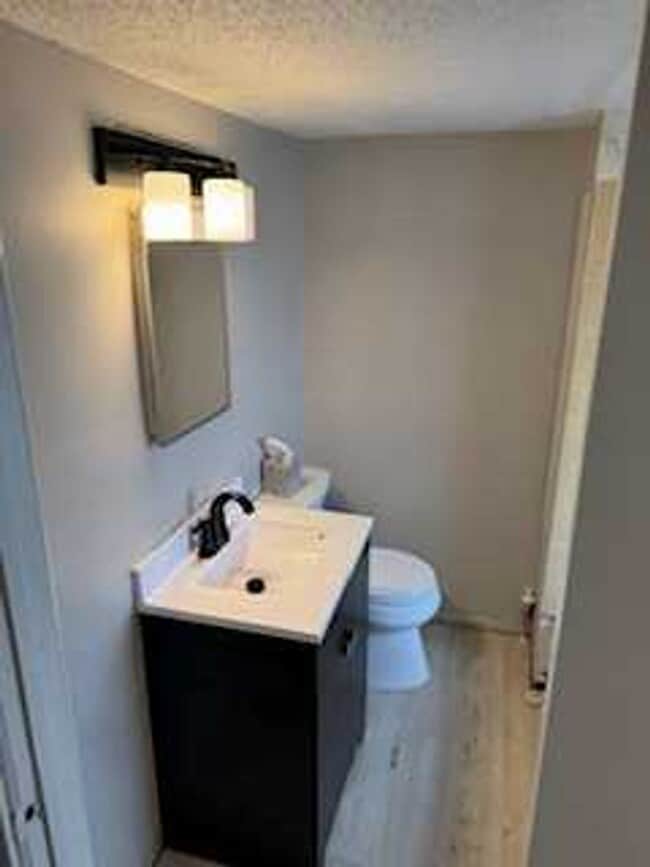 Building Photo - 3 Bedroom / 1 Bathroom Private Fenced Yard...