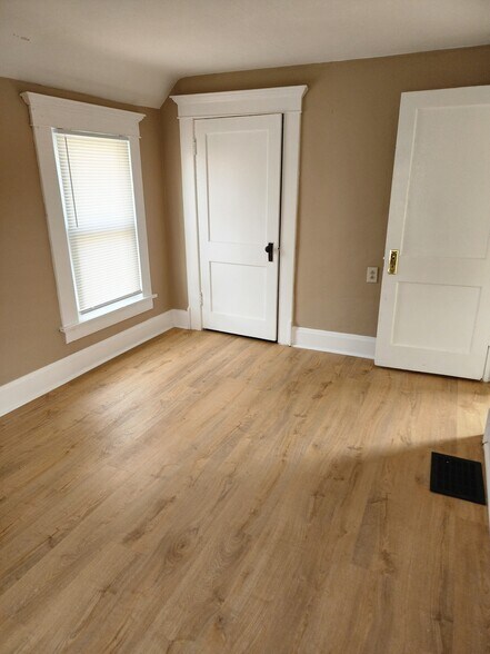 Building Photo - 281 S Powell Ave